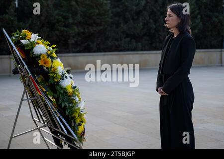 Baku, Aserbaidschan. November 2023. Bundesaußenministerin Annalena Baerbock (Bündnis 90/die Grünen) steht vor dem Kranz an der Gedenkstätte "Märtyrerstraße". Im Mittelpunkt der Reise steht der Streit zwischen Armenien und Aserbaidschan um die Region Berg-Karabach. Quelle: Hannes P. Albert/dpa/Alamy Live News Stockfoto