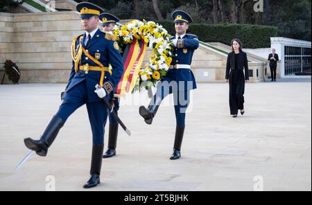 Baku, Aserbaidschan. November 2023. Bundesaußenministerin Annalena Baerbock (Allianz 90/die Grünen) geht hinter den Kranzträgern an der Gedenkstätte „Avenue der Märtyrer“. Im Mittelpunkt der Reise steht der Streit zwischen Armenien und Aserbaidschan um die Region Berg-Karabach. Quelle: Hannes P. Albert/dpa/Alamy Live News Stockfoto