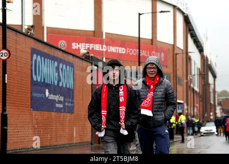 Die Fans von Sheffield United kommen vor dem Spiel der Premier League in der Bramall Lane in Sheffield an. Bilddatum: Samstag, 4. November 2023. Stockfoto