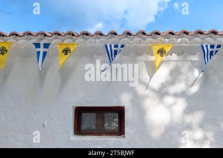 Insel Lefkada. Griechenland- 10.23.2023. Architektonische Details des Klosters Faneromeni mit griechischen und religiösen Fahnen. Stockfoto