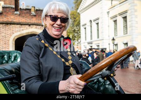 London, Großbritannien. November 2023. Stadträtin Patricia McAllister, Lord Mayor of Westminster, besucht 100 Veteran Cars mit ihren Besitzern, die in der Marlborough Road in St James’s London vor ihrer morgigen Fahrt nach Brighton ausgestellt waren, zusammen mit Jaguaren und vielen anderen Modellen. Einige der ausgestellten Autos waren mindestens 118 Jahre alt. Die Fahrt von London nach Brighton läuft seit 127 Jahren. Quelle: Keith Larby/Alamy Live News Stockfoto