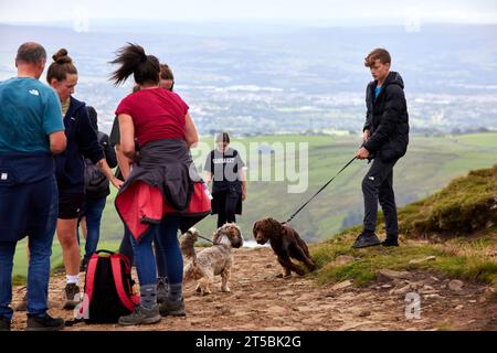 Spaziergänger auf dem steilen Weg zum Pendle Hill östlich von Lancashire, England, dessen Gipfel 557 Meter über dem Meeresspiegel liegt. Stockfoto