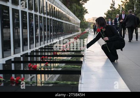 Baku, Aserbaidschan. November 2023. Bundesaußenministerin Annalena Baerbock (Allianz 90/die Grünen) besucht die Gedenkstätte „Avenue der Märtyrer“. Im Mittelpunkt der Reise steht der Streit zwischen Armenien und Aserbaidschan um die Region Berg-Karabach. Quelle: Hannes P. Albert/dpa/Alamy Live News Stockfoto