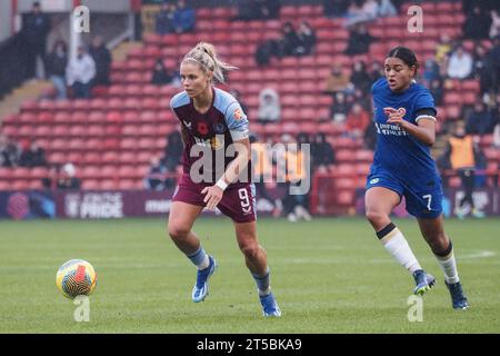 Walsall, Großbritannien. November 2023. Walsall, England, 4. November 2023: Rachel Daly (9 Aston Villa) auf dem Ball während des Barclays FA Womens Super League Spiels zwischen Aston Villa und Chelsea im Poundland Bescot Stadium in Walsall, England (Natalie Mincher/SPP) Credit: SPP Sport Press Photo. /Alamy Live News Stockfoto