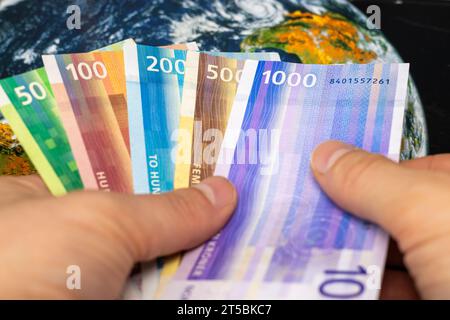 Norwegisches Geld, in der Hand gehalten, Weltwährungen, Geschäftsfinanzierungskonzept Stockfoto