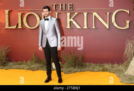 Billy Eichner nimmt an der europäischen Premiere „The Lion King“ am Odeon Leicester Square in London Teil. Stockfoto