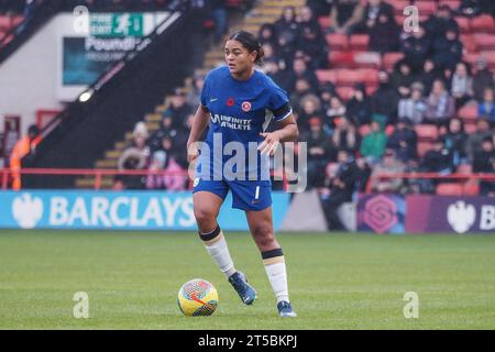 Walsall, Großbritannien. November 2023. Walsall, England, 4. November 2023: Jess Carter (7 Chelsea) auf dem Ball während des Barclays FA Womens Super League Spiels zwischen Aston Villa und Chelsea im Poundland Bescot Stadium in Walsall, England (Natalie Mincher/SPP) Credit: SPP Sport Press Photo. /Alamy Live News Stockfoto