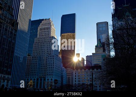 Ein hochwertiges Stockfoto der berühmten Skyline von Manhattan, eine der bekanntesten Skylines der Welt. Das Foto zeigt den Aufstieg der Stadt Stockfoto