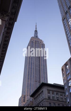 Ein atemberaubendes Stockfoto des Empire State Building, eines der berühmtesten Wahrzeichen von New York City. Das Foto zeigt das ikonische Art déco d Stockfoto