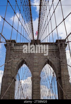 Ein atemberaubendes Stockfoto der berühmten Brooklyn Bridge, eines der beliebtesten Reiseziele von New York City. Das Foto zeigt den Gracef der Brücke Stockfoto