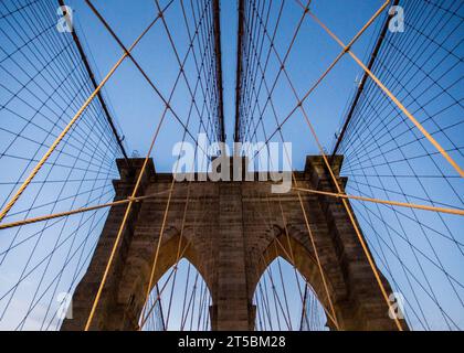 Ein atemberaubendes Stockfoto der berühmten Brooklyn Bridge, eines der beliebtesten Reiseziele von New York City. Das Foto zeigt den Gracef der Brücke Stockfoto