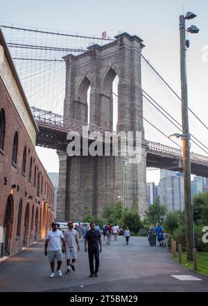 Ein atemberaubendes Stockfoto der berühmten Brooklyn Bridge, eines der beliebtesten Reiseziele von New York City. Das Foto zeigt den Gracef der Brücke Stockfoto