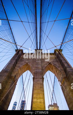 Ein atemberaubendes Stockfoto der berühmten Brooklyn Bridge, eines der beliebtesten Reiseziele von New York City. Das Foto zeigt den Gracef der Brücke Stockfoto