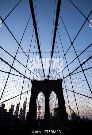 Ein atemberaubendes Stockfoto der berühmten Brooklyn Bridge, eines der beliebtesten Reiseziele von New York City. Das Foto zeigt den Gracef der Brücke Stockfoto