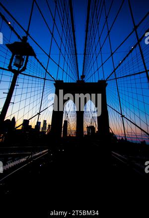 Ein atemberaubendes Stockfoto der berühmten Brooklyn Bridge, eines der beliebtesten Reiseziele von New York City. Das Foto zeigt den Gracef der Brücke Stockfoto