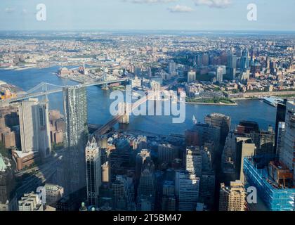 Ein atemberaubendes Stockfoto der berühmten Brooklyn Bridge, eines der beliebtesten Reiseziele von New York City. Das Foto zeigt den Gracef der Brücke Stockfoto