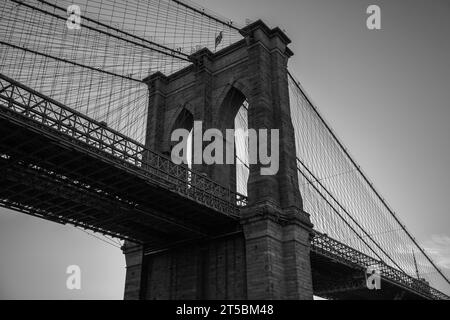 Ein atemberaubendes Stockfoto der berühmten Brooklyn Bridge, eines der beliebtesten Reiseziele von New York City. Das Foto zeigt den Gracef der Brücke Stockfoto