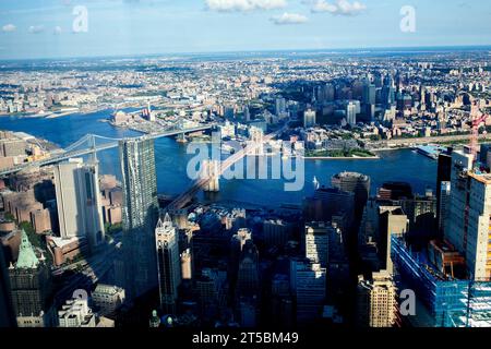 Ein atemberaubendes Stockfoto der berühmten Brooklyn Bridge, eines der beliebtesten Reiseziele von New York City. Das Foto zeigt den Gracef der Brücke Stockfoto