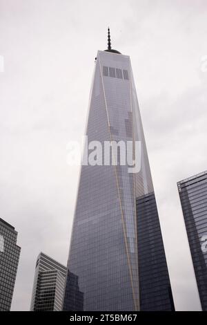 Ein atemberaubendes Stockfoto von One World Trade Center, dem höchsten Gebäude der westlichen Hemisphäre. Das Foto zeigt das hoch aufragende h des legendären Wolkenkratzers Stockfoto