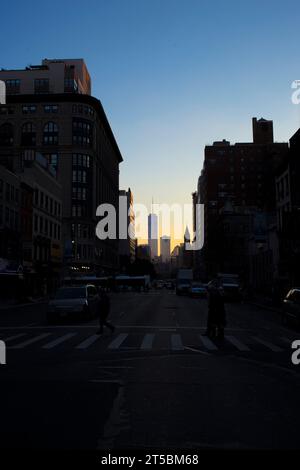 Ein atemberaubendes Stockfoto von One World Trade Center, dem höchsten Gebäude der westlichen Hemisphäre. Das Foto zeigt das hoch aufragende h des legendären Wolkenkratzers Stockfoto