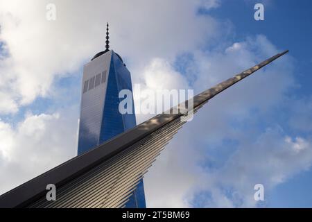 Ein atemberaubendes Stockfoto von One World Trade Center, dem höchsten Gebäude der westlichen Hemisphäre. Das Foto zeigt das hoch aufragende h des legendären Wolkenkratzers Stockfoto