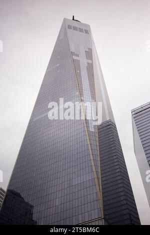 Ein atemberaubendes Stockfoto von One World Trade Center, dem höchsten Gebäude der westlichen Hemisphäre. Das Foto zeigt das hoch aufragende h des legendären Wolkenkratzers Stockfoto