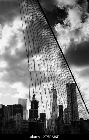 Ein atemberaubendes Stockfoto von One World Trade Center, dem höchsten Gebäude der westlichen Hemisphäre. Das Foto zeigt das hoch aufragende h des legendären Wolkenkratzers Stockfoto