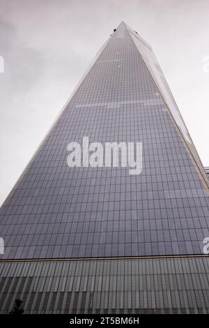 Ein atemberaubendes Stockfoto von One World Trade Center, dem höchsten Gebäude der westlichen Hemisphäre. Das Foto zeigt das hoch aufragende h des legendären Wolkenkratzers Stockfoto