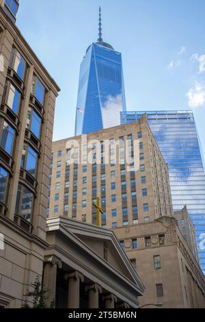 Ein atemberaubendes Stockfoto von One World Trade Center, dem höchsten Gebäude der westlichen Hemisphäre. Das Foto zeigt das hoch aufragende h des legendären Wolkenkratzers Stockfoto