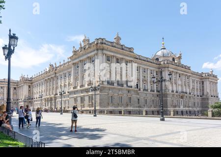 Königspalast von Madrid von Calle de Bailén, Centro, Madrid, Königreich Spanien Stockfoto