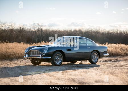 1965 Aston Martin DB5, Vorderansicht 3/4 mit Superleggera Aluminiumkarosserie und legendären Chromdrahträdern Stockfoto