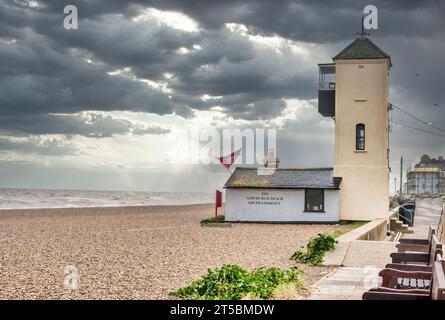 Dieser Gebäudeturm ist der Aldeburgh Beach South Aussichtsturm an der Promenade der Suffolk Heritage Coast und der Ferienstadt Aldeburgh Stockfoto