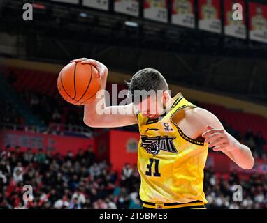 Changchun, chinesische Provinz Jilin. November 2023. Nicholas Rakocevic von Jilin Northeast Tigers reagiert während des 6. Runde Spiels zwischen Jilin Northeast Tigers und Peking Royal Fighters in der Saison 2023-2024 der chinesischen Basketball Association (CBA) Liga in Changchun, nordöstlich Chinas Provinz Jilin, 4. November 2023. Quelle: Yan Linyun/Xinhua/Alamy Live News Stockfoto