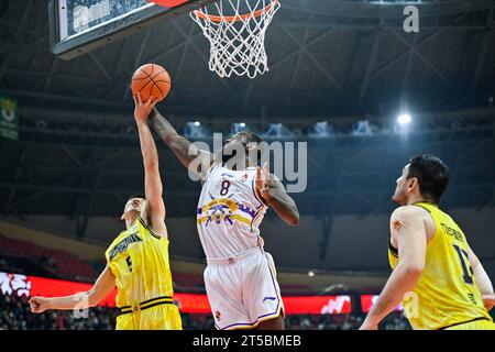 Changchun, chinesische Provinz Jilin. November 2023. Jakarr Sampson (C) von Peking Royal Fighters tritt während des 6. Rundenspiels zwischen Jilin Northeast Tigers und Peking Royal Fighters in der Saison 2023-2024 der chinesischen Basketball Association (CBA) Liga in Changchun, nordöstlich Chinas Provinz Jilin, am 4. November 2023 an. Quelle: Yan Linyun/Xinhua/Alamy Live News Stockfoto