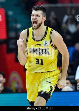 Changchun, chinesische Provinz Jilin. November 2023. Nicholas Rakocevic von Jilin Northeast Tigers feiert das Trefferspiel in der 6. Runde zwischen Jilin Northeast Tigers und Peking Royal Fighters in der Saison 2023-2024 der chinesischen Basketball Association (CBA) Liga in Changchun, nordöstliche Provinz Jilin, am 4. November 2023. Quelle: Yan Linyun/Xinhua/Alamy Live News Stockfoto