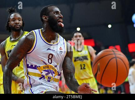 Changchun, chinesische Provinz Jilin. November 2023. Jakarr Sampson (Front) von Beijing Royal Fighters reagiert während des 6. Runde Spiels zwischen Jilin Northeast Tigers und Peking Royal Fighters in der Saison 2023-2024 der chinesischen Basketball Association (CBA) Liga in Changchun, nordöstlich Chinas Provinz Jilin, 4. November 2023. Quelle: Yan Linyun/Xinhua/Alamy Live News Stockfoto