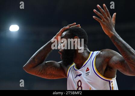 Changchun, chinesische Provinz Jilin. November 2023. Jakarr Sampson von Peking Royal Fighters Gesten während des 6. Runde Spiels zwischen Jilin Northeast Tigers und Peking Royal Fighters in der Saison 2023-2024 der chinesischen Basketball Association (CBA) Liga in Changchun, nordöstlich Chinas Provinz Jilin, 4. November 2023. Quelle: Yan Linyun/Xinhua/Alamy Live News Stockfoto