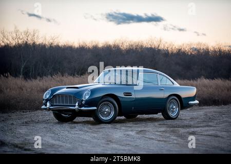 1965 Aston Martin DB5, Vorderansicht 3/4 mit Superleggera Aluminiumkarosserie und legendären Chromdrahträdern Stockfoto