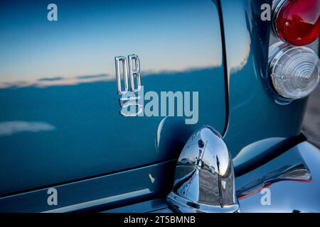 1965 Aston Martin DB5, Detailansicht von Marque, Badge und Kühlergrill Stockfoto