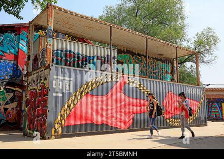 Peking - 8. Mai 2016: Zwei Damen spazierten durch den bemalten Behälter, 798 Kunstbereich, Peking, China Stockfoto