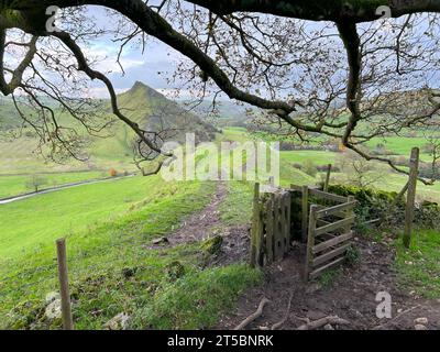 Wunderschönes Landschaftsbild von Chrome Hill im Peak District National Park in Großbritannien während des wunderschönen Herbsttages Stockfoto