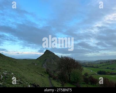 Wunderschönes Landschaftsbild von Chrome Hill im Peak District National Park in Großbritannien während des wunderschönen Herbsttages Stockfoto