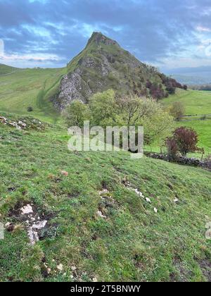 Wunderschönes Landschaftsbild von Chrome Hill im Peak District National Park in Großbritannien während des wunderschönen Herbsttages Stockfoto