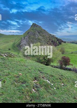 Wunderschönes Landschaftsbild von Chrome Hill im Peak District National Park in Großbritannien während des wunderschönen Herbsttages Stockfoto