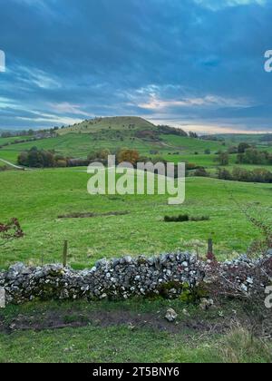 Wunderschönes Landschaftsbild von Chrome Hill im Peak District National Park in Großbritannien während des wunderschönen Herbsttages Stockfoto