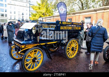 London, Großbritannien. November 2023. Rund 100 Veteranenautos mit ihren Besitzern waren in der Marlborough Road in St James’s London vor ihrer morgigen Fahrt nach Brighton ausgestellt, zusammen mit Jaguaren und vielen anderen Modellen. Einige der ausgestellten Autos waren mindestens 118 Jahre alt. Die Fahrt von London nach Brighton läuft seit 127 Jahren. Quelle: Keith Larby/Alamy Live News Stockfoto