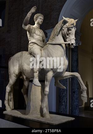 Reiterstatue von Marcus Nonius Balbus, Marmor; von Herculaneum ( Marcus Nonius. Balbus war Prätor und später Prokonsul von Kreta und Kyrenaika. Er war Gerichtsrichter am Herculaneum (1. Jahrhundert) nationales Archäologisches Museum von Neapel Italien. Stockfoto