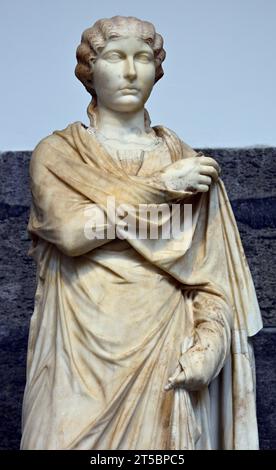 Herculaneum, Statue einer jungen Frau aus weißem Marmor vom Typ