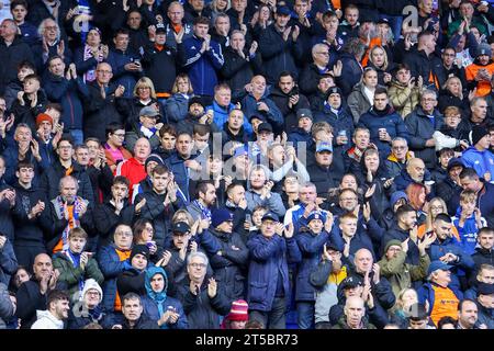 Birmingham, Großbritannien. November 2023. Die Fans von Ipswich begrüßen ihr Team, das am 4. November 2023 während des EFL Sky Bet Championship-Spiels zwischen Birmingham City und Ipswich Town in St Andrews, Birmingham, England, gewonnen wurde. Foto von Stuart Leggett. Nur redaktionelle Verwendung, Lizenz für kommerzielle Nutzung erforderlich. Keine Verwendung bei Wetten, Spielen oder Publikationen eines einzelnen Clubs/einer Liga/eines Spielers. Quelle: UK Sports Pics Ltd/Alamy Live News Stockfoto