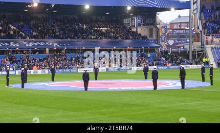 Birmingham, Großbritannien. November 2023. Gedenkzeremonie während des EFL Sky Bet Championship-Spiels zwischen Birmingham City und Ipswich Town am 4. November 2023 in St Andrews, Birmingham, England. Foto von Stuart Leggett. Nur redaktionelle Verwendung, Lizenz für kommerzielle Nutzung erforderlich. Keine Verwendung bei Wetten, Spielen oder Publikationen eines einzelnen Clubs/einer Liga/eines Spielers. Quelle: UK Sports Pics Ltd/Alamy Live News Stockfoto